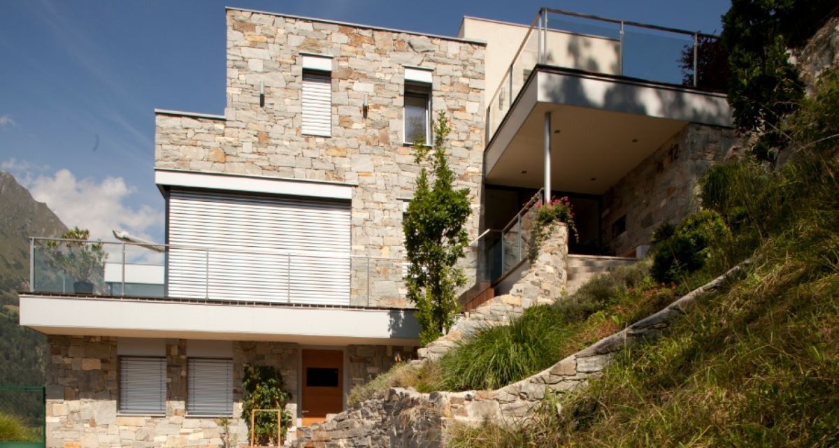 Steinhaus mit Raffstore