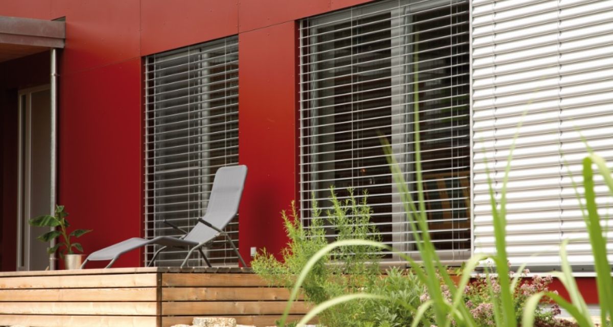 Frimey Raffstore rotes Haus