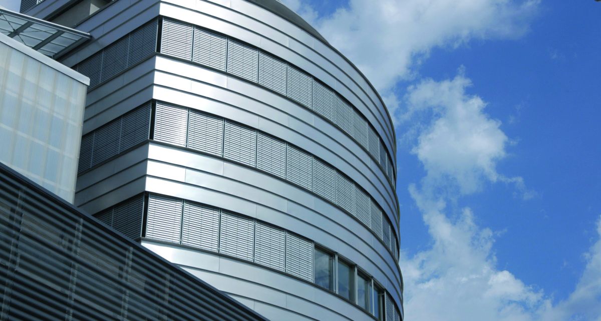 Bürogebäude mit Raffstoren