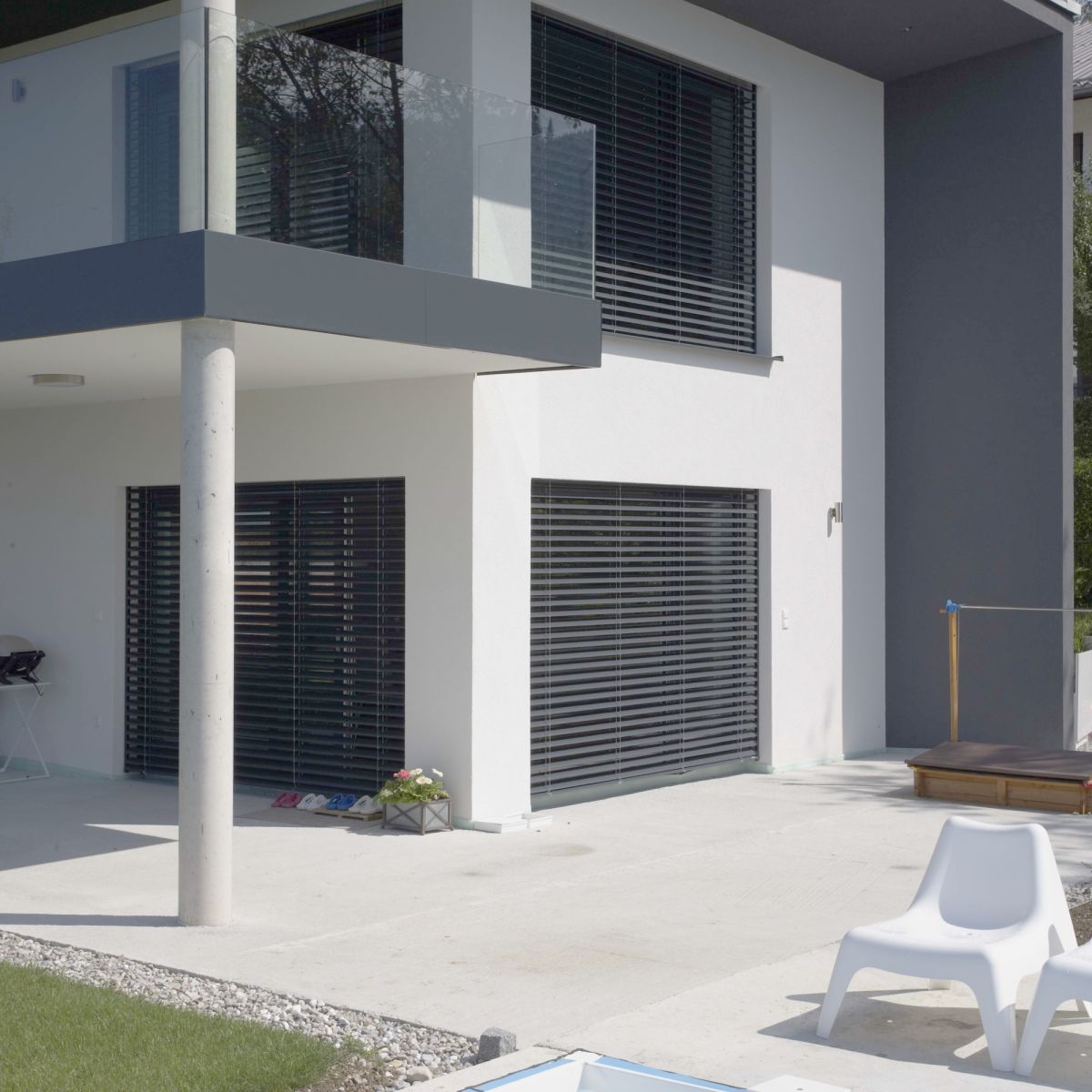 Haus Raffstore mit Pool